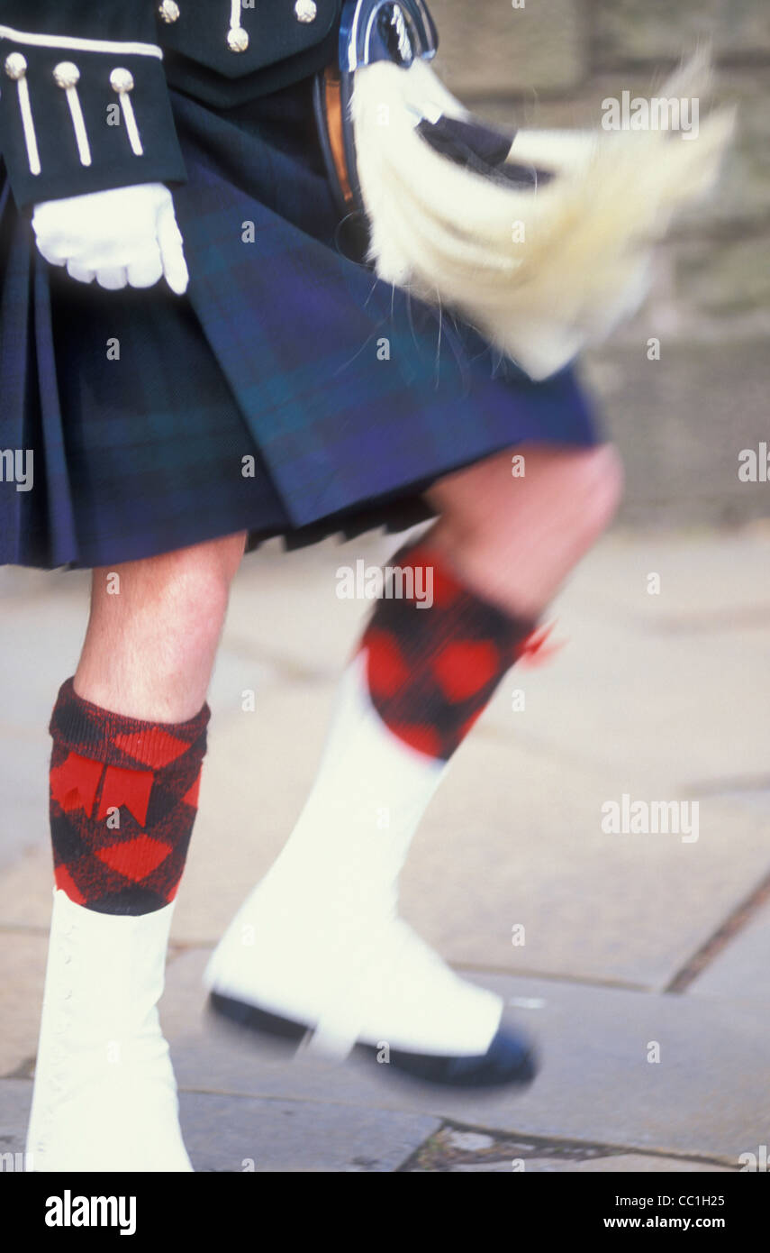 Slow Motion Escocés en una falda con movimiento sporran Escocia GB UK EU Europa Foto de stock