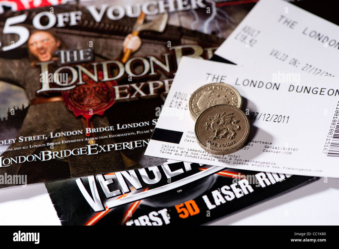 Dinero en la parte superior de Londres folletos turísticos y entradas Foto de stock