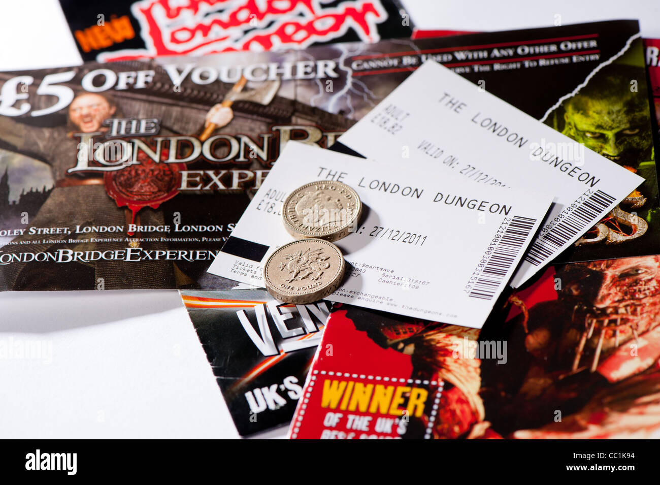 Dinero en la parte superior de Londres folletos turísticos y entradas Foto de stock