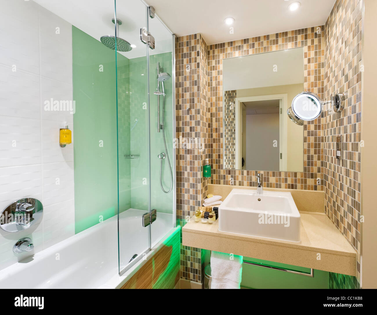 Cuarto de baño en una habitación ejecutiva en el Holiday Inn, Media City, Salford, Manchester, Reino Unido Foto de stock