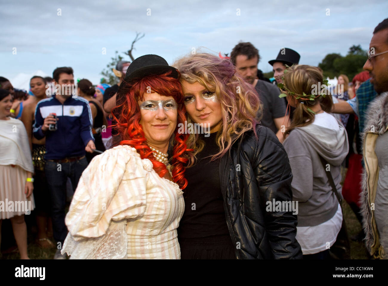 Dos mujeres, una de ellas en un sombrero en el Festival de Música Standon, Hertfordshire, UK Foto de stock