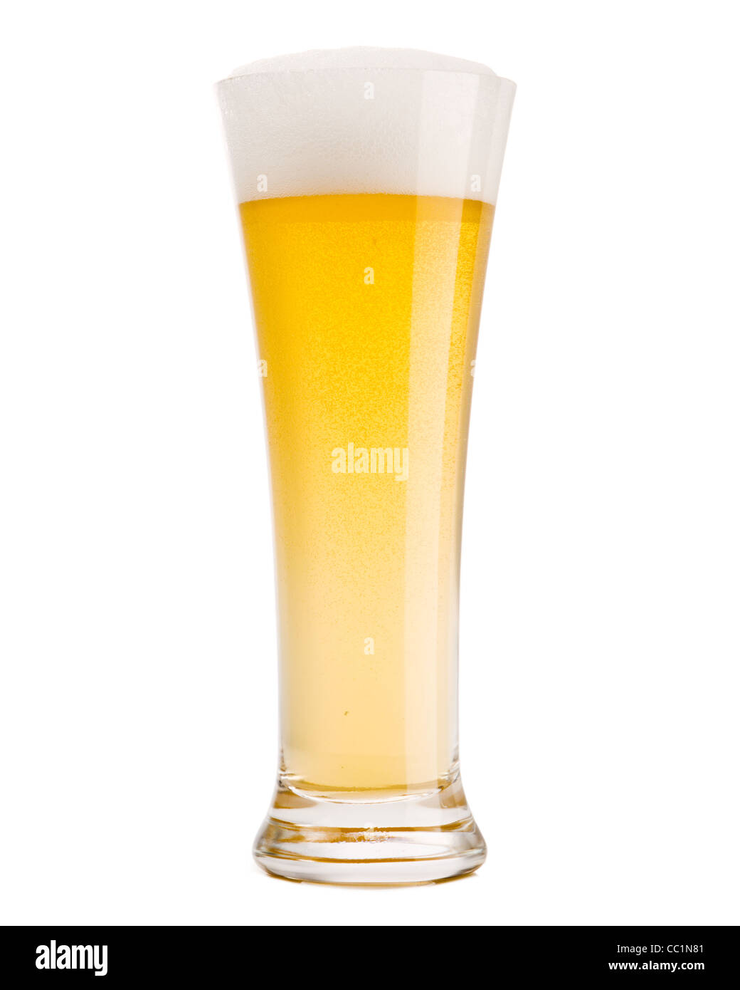 La cerveza en vaso aislado en blanco Foto de stock