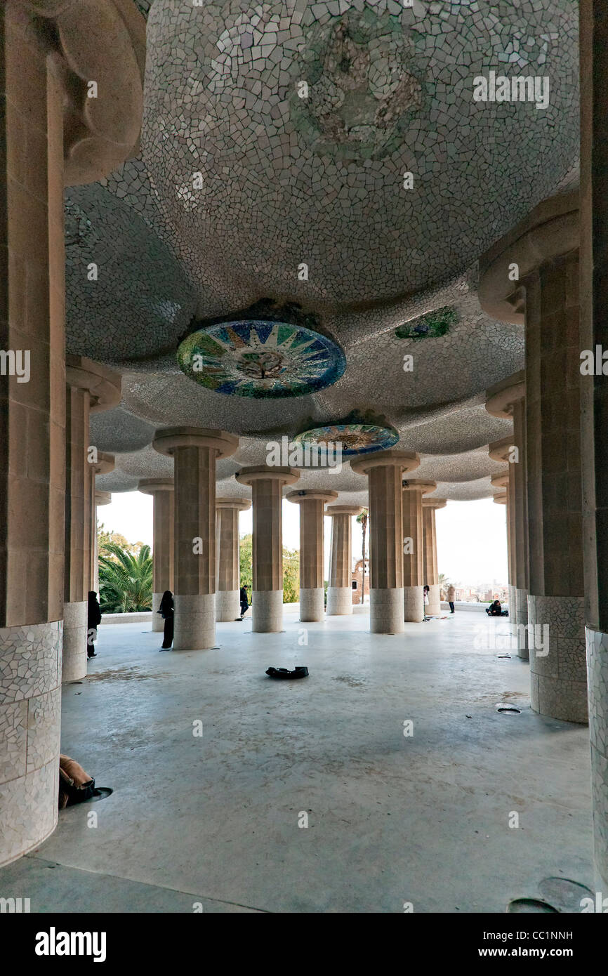 Salón de cien columnas, arquitectura de Gaudí, el Parc Güell, Barcelona, Catalunya (Cataluña) (Cataluña), España, Europa Foto de stock