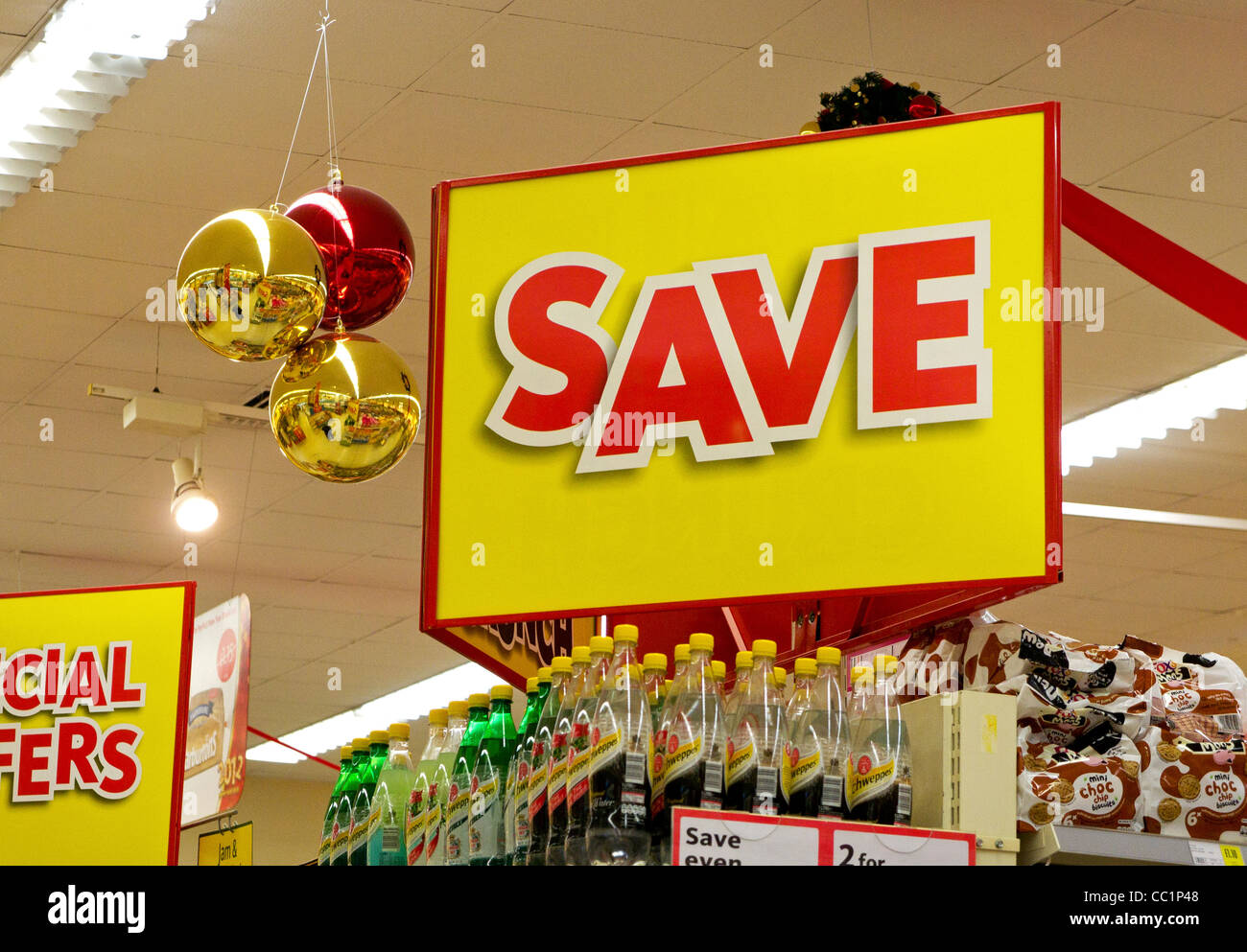 Un gran signo de guardar en un supermercado Morrison uk Foto de stock