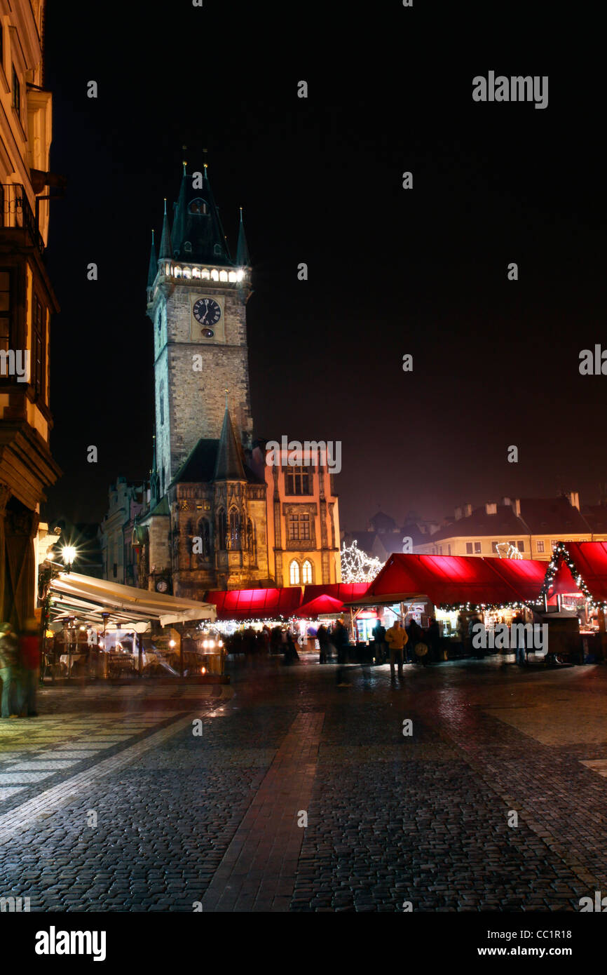 República Checa - Praga - metrópolis plaza Staromestske con personas y comercio navideño Foto de stock