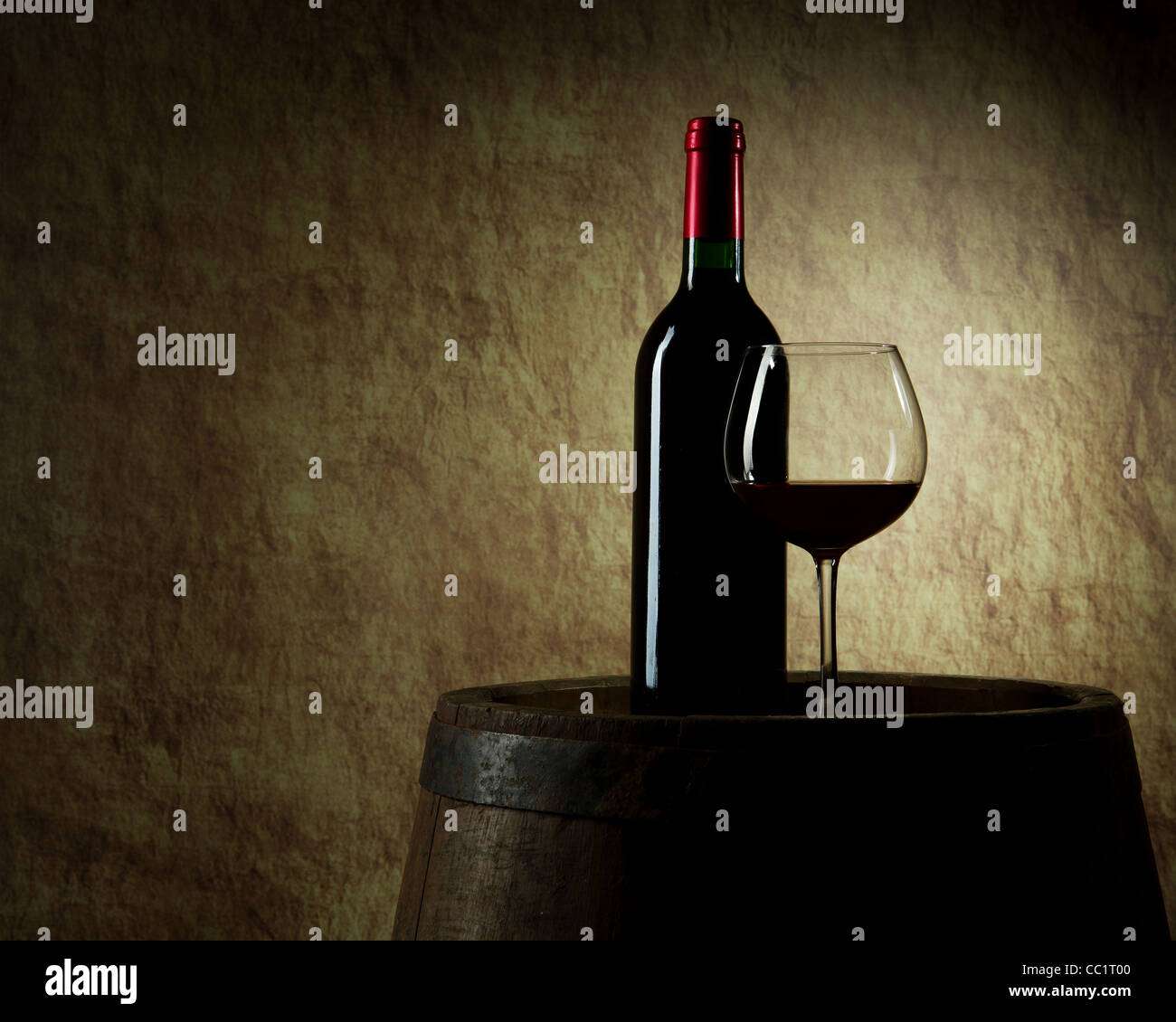 El bodegón con vino tinto, botella, cristal y barril viejo Foto de stock