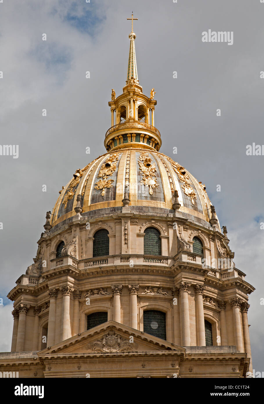 París - La iglesia de Les Invalides - cúpula Foto de stock
