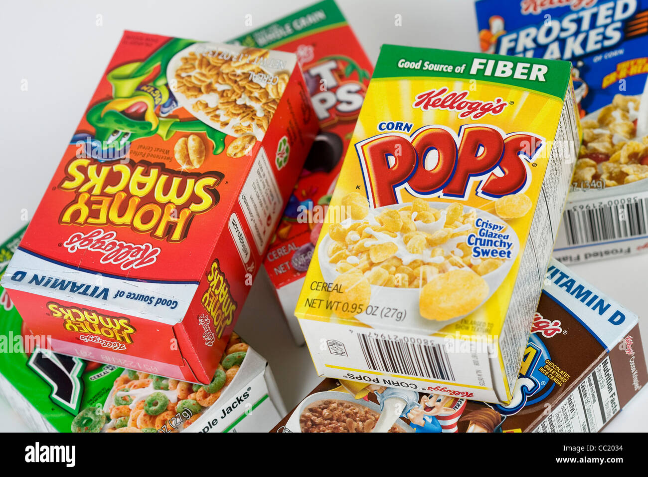 Una selección de cereales de desayuno para niños. Foto de stock