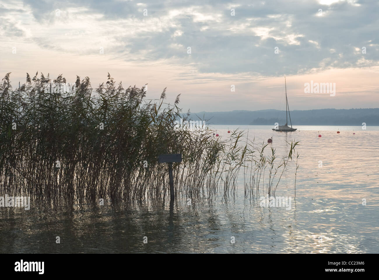 Poca luz paisaje con lanchas en el Lago Starnberg, Alemania Foto de stock