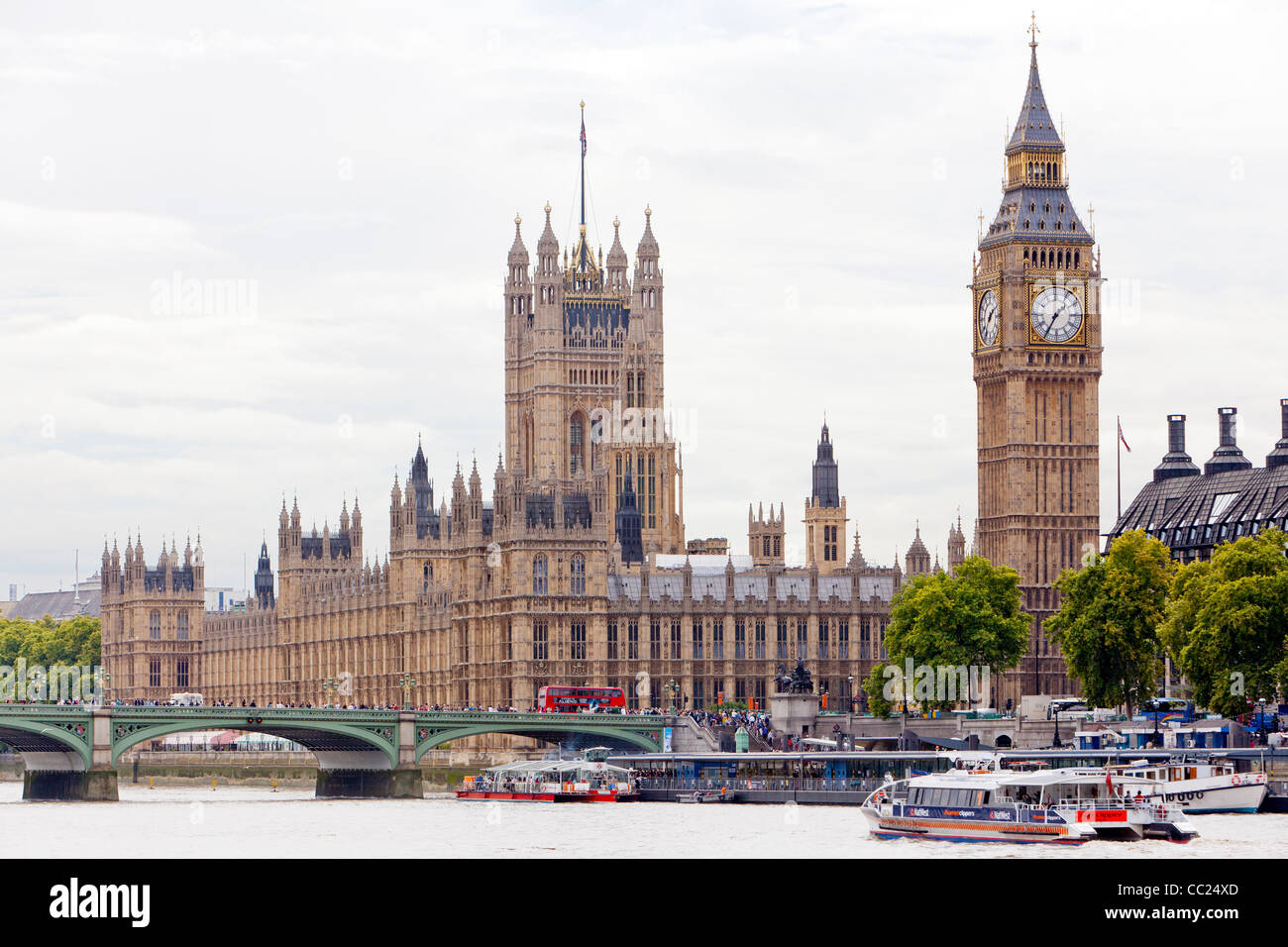 Una vista de Londres, Las Casas del Parlamento, el Big Ben y cruceros por el Río Támesis. Foto de stock