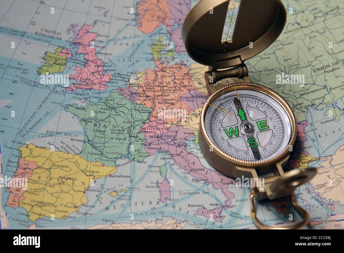 Una brújula en el mapa del continente europeo Fotografía de stock - Alamy