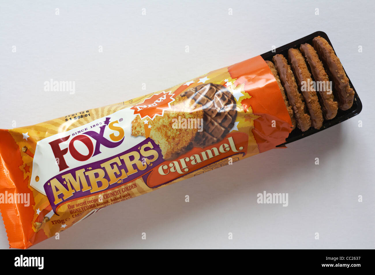 Abre el paquete de galletas de Caramelo Ámbar de Fox sobre fondo blanco -  mirando hacia abajo desde arriba Fotografía de stock - Alamy