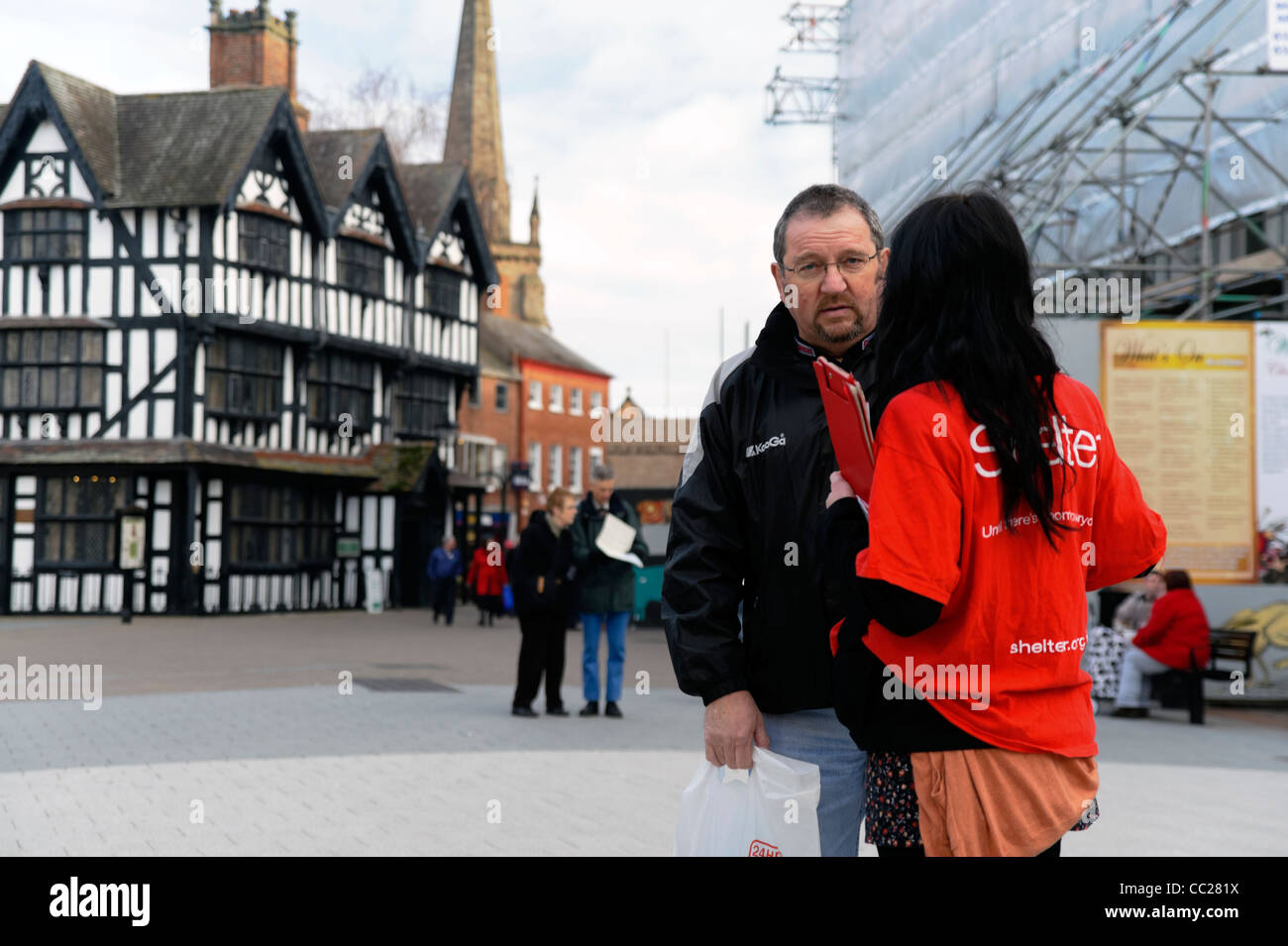 Trabajador de beneficencia sin hogar refugio la recaudación de fondos en el centro de la ciudad de Hereford, Reino Unido. Foto de stock