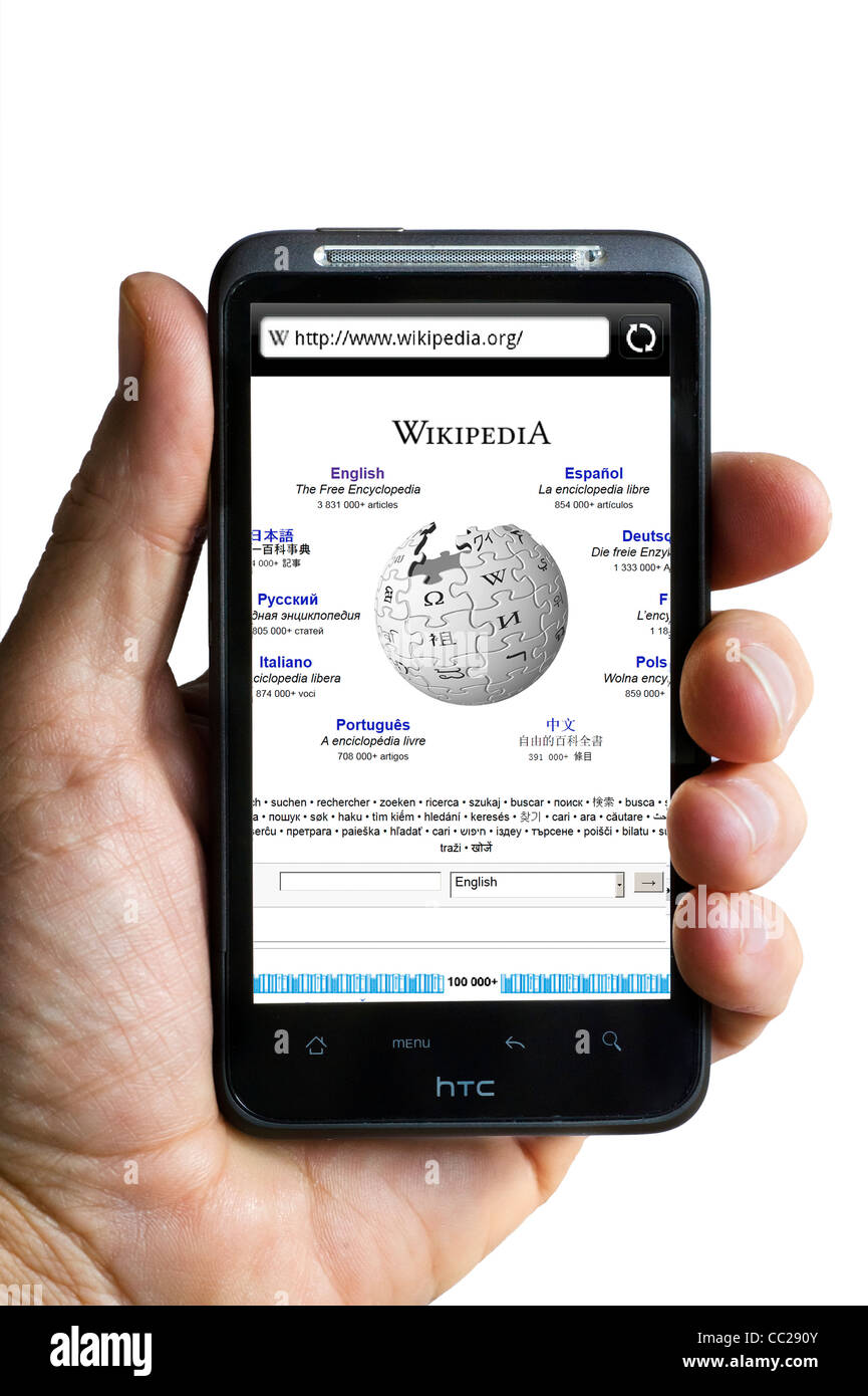 Buscando en Wikipedia sobre un smartphone HTC Foto de stock