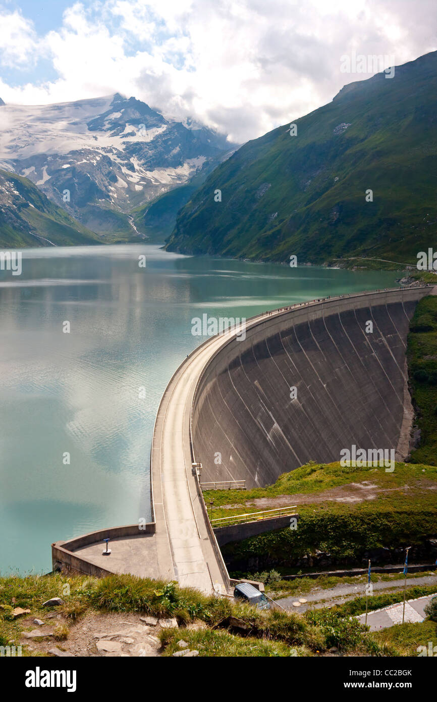 Presa de hormigón de Kaprun Power Plant (no de personas), los Alpes de Salzburgo, Austria Foto de stock