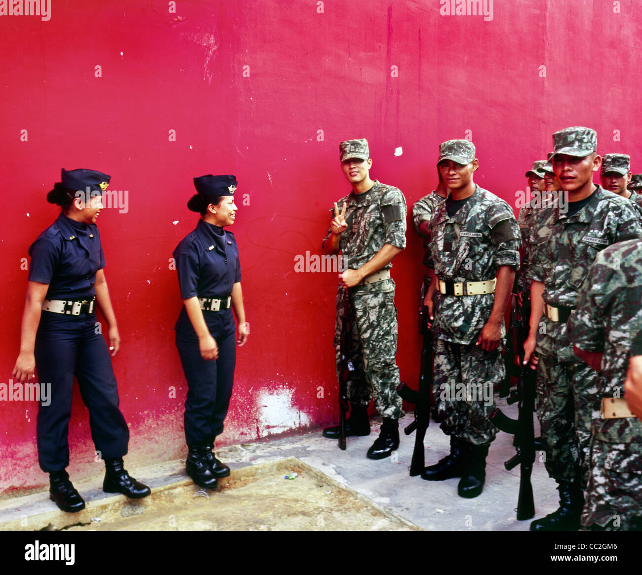 Macho y hembra del Ejército peruano en Iquitos, Perú América del Sur Foto de stock