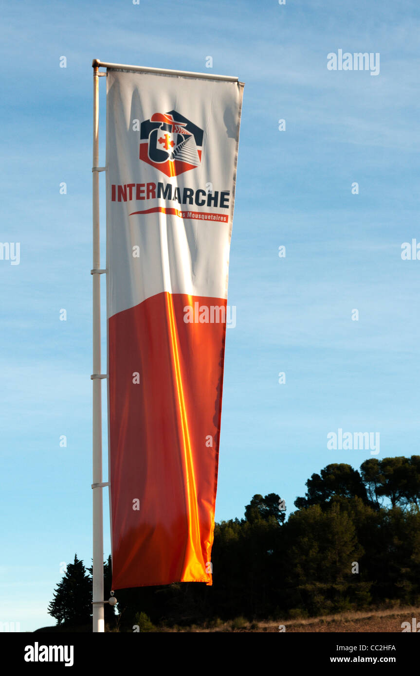 Un banner de publicidad del supermercado Intermarche fuera Magalas, Languedoc, Francia. Foto de stock