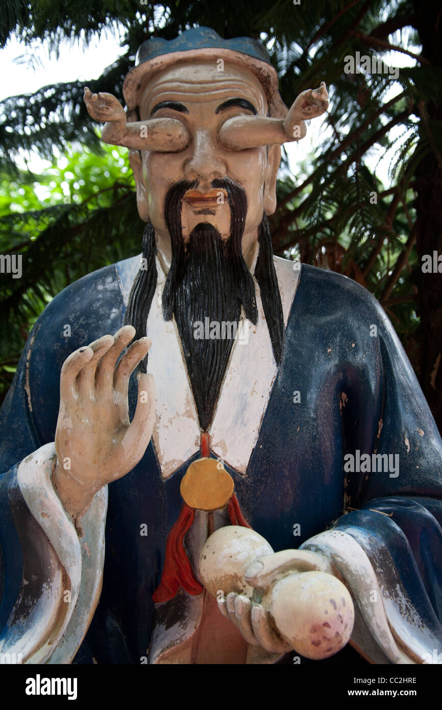 Buda con los brazos y las manos para los ojos en el monasterio de los Diez  Mil Budas - Tsz Fat Man - templo budista Sha Tin, Hong Kong Fotografía de  stock - Alamy