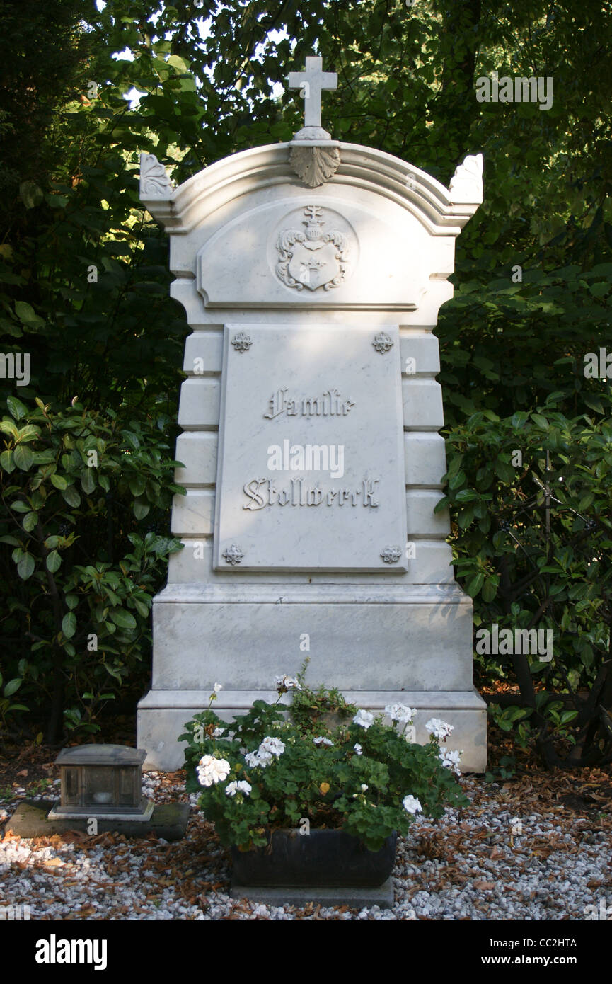 Mausoleo de la familia Stollwerck gótica, chocolateros, cementerio Melaten, Koln, Nordrhein-Westfalen, Alemania Foto de stock