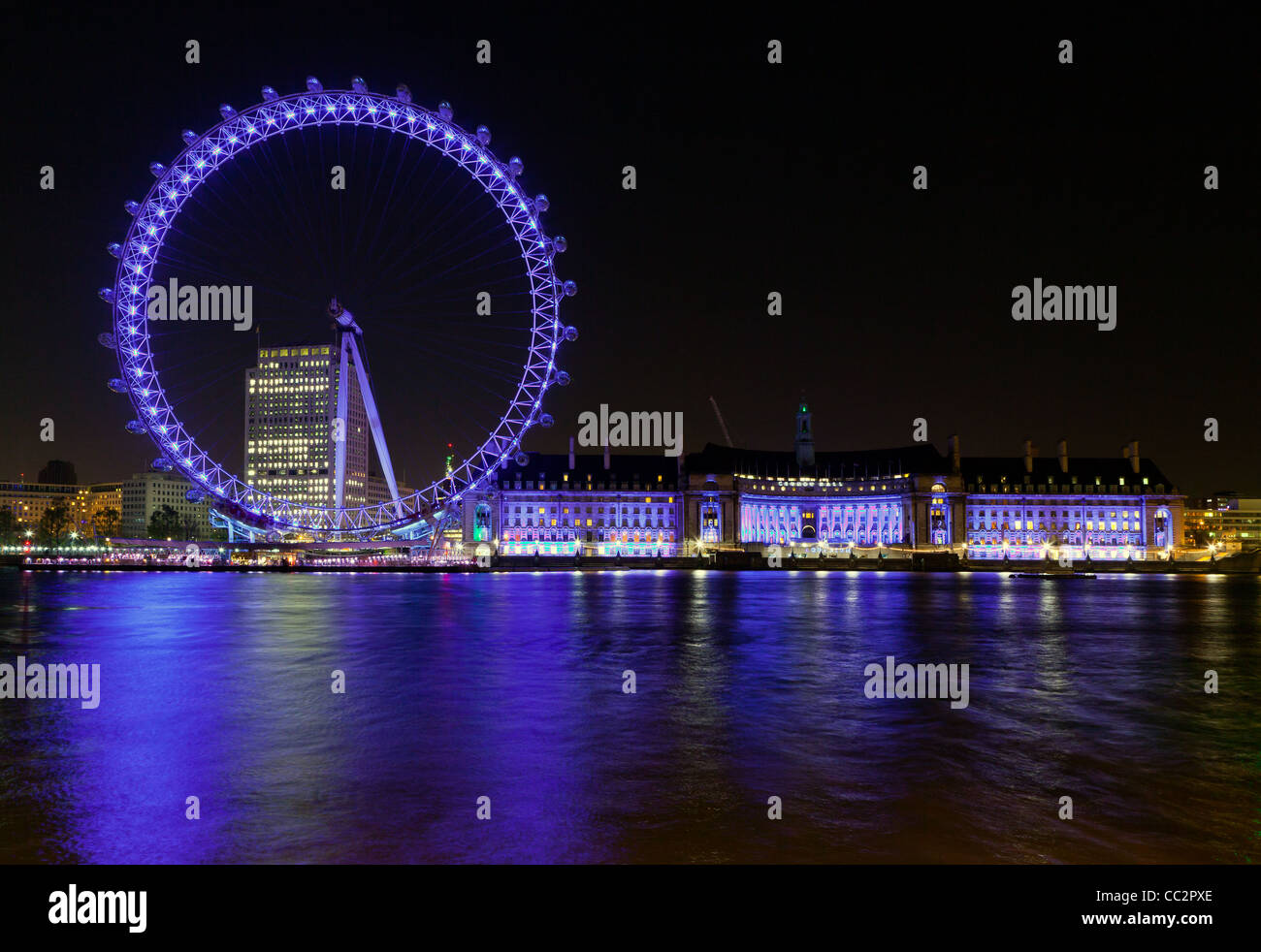 El London Eye (Rueda del Milenio) por la noche, el Río Támesis, Londres, Inglaterra Foto de stock