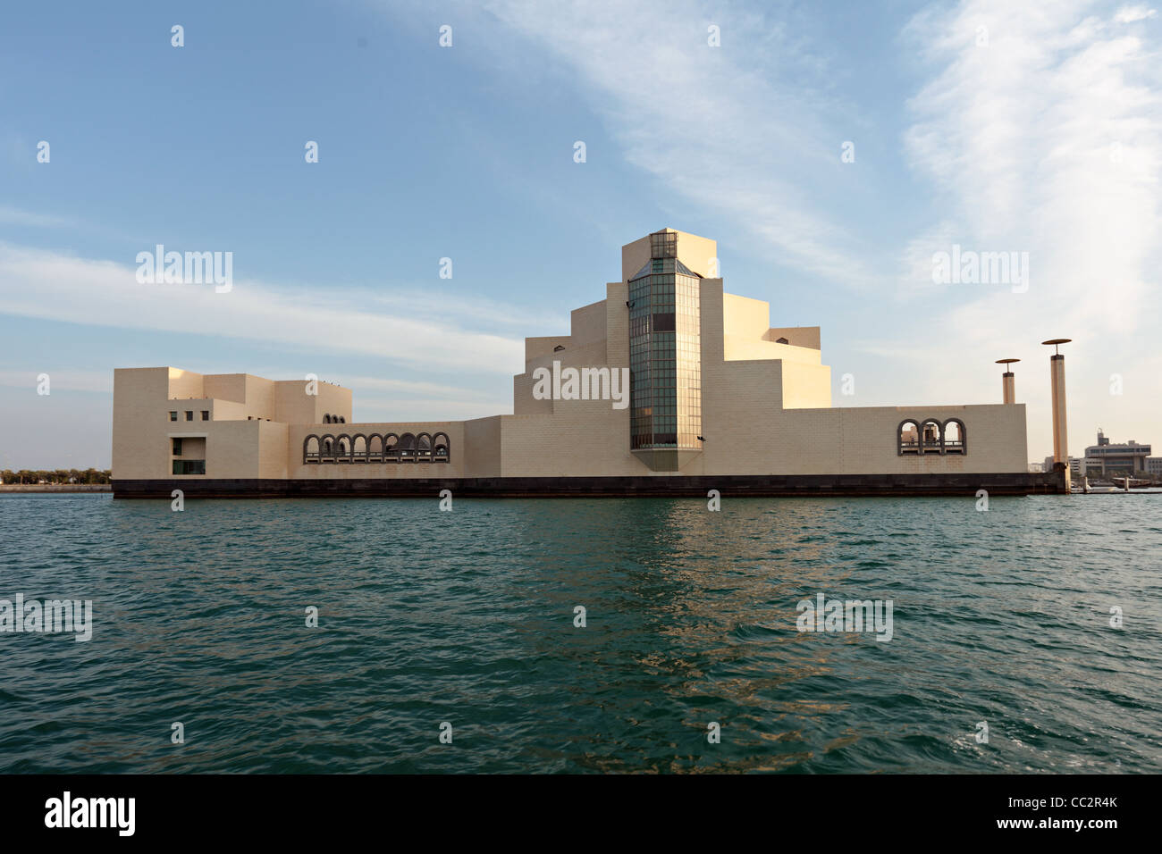 Qatar el renombrado Museo de Arte Islámico, en la Bahía de Doha, visto desde el mar. Foto de stock