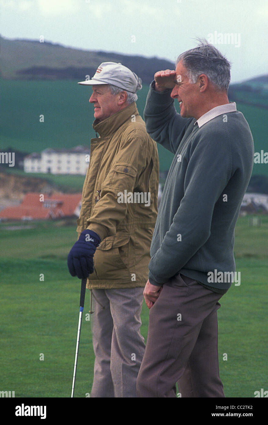 Dos hombres maduros en golf pitch Foto de stock