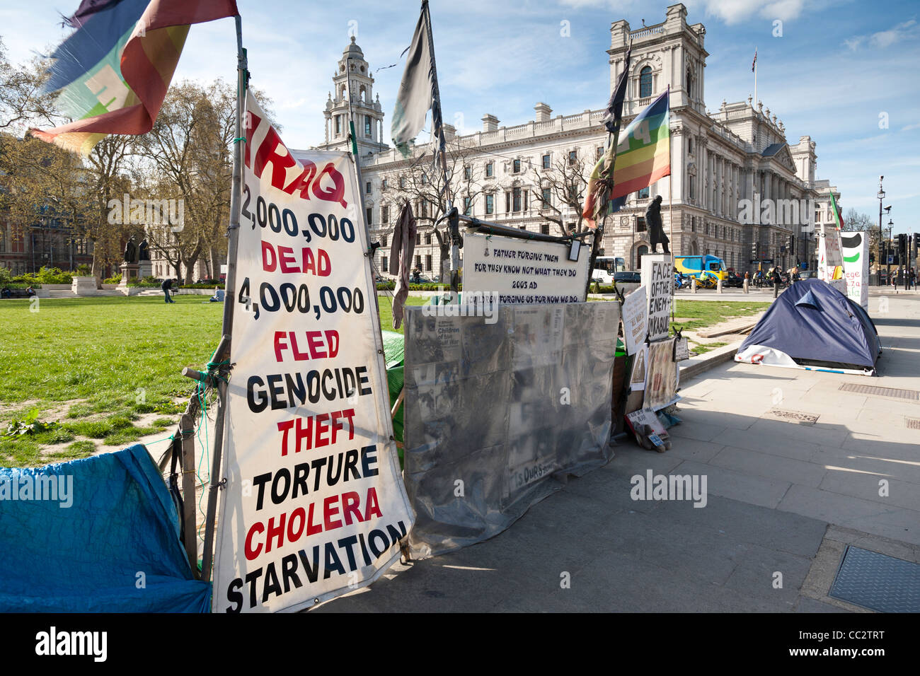 Pancartas de protesta contra la guerra en Irak y Afganistán, y el pavimento de línea en Parliament Square, Londres. Foto de stock