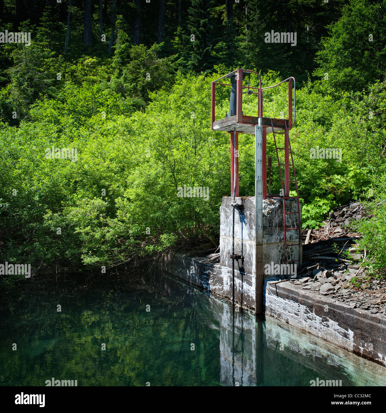La válvula de control del depósito de agua, Bull Run Lago Embalse de aguas abiertas, Oregón Foto de stock