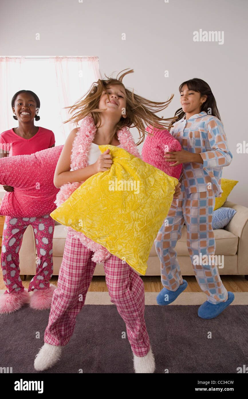 California, Estados Unidos, Los Angeles, retrato de tres niñas (10-11) Saltar a Slumber Party Foto de stock