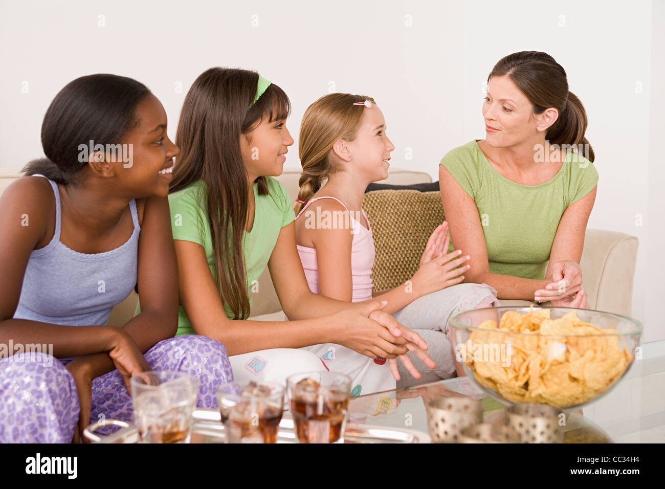 California, Estados Unidos, Los Angeles, tres niñas (10-11) y de la mujer en Slumber Party Foto de stock