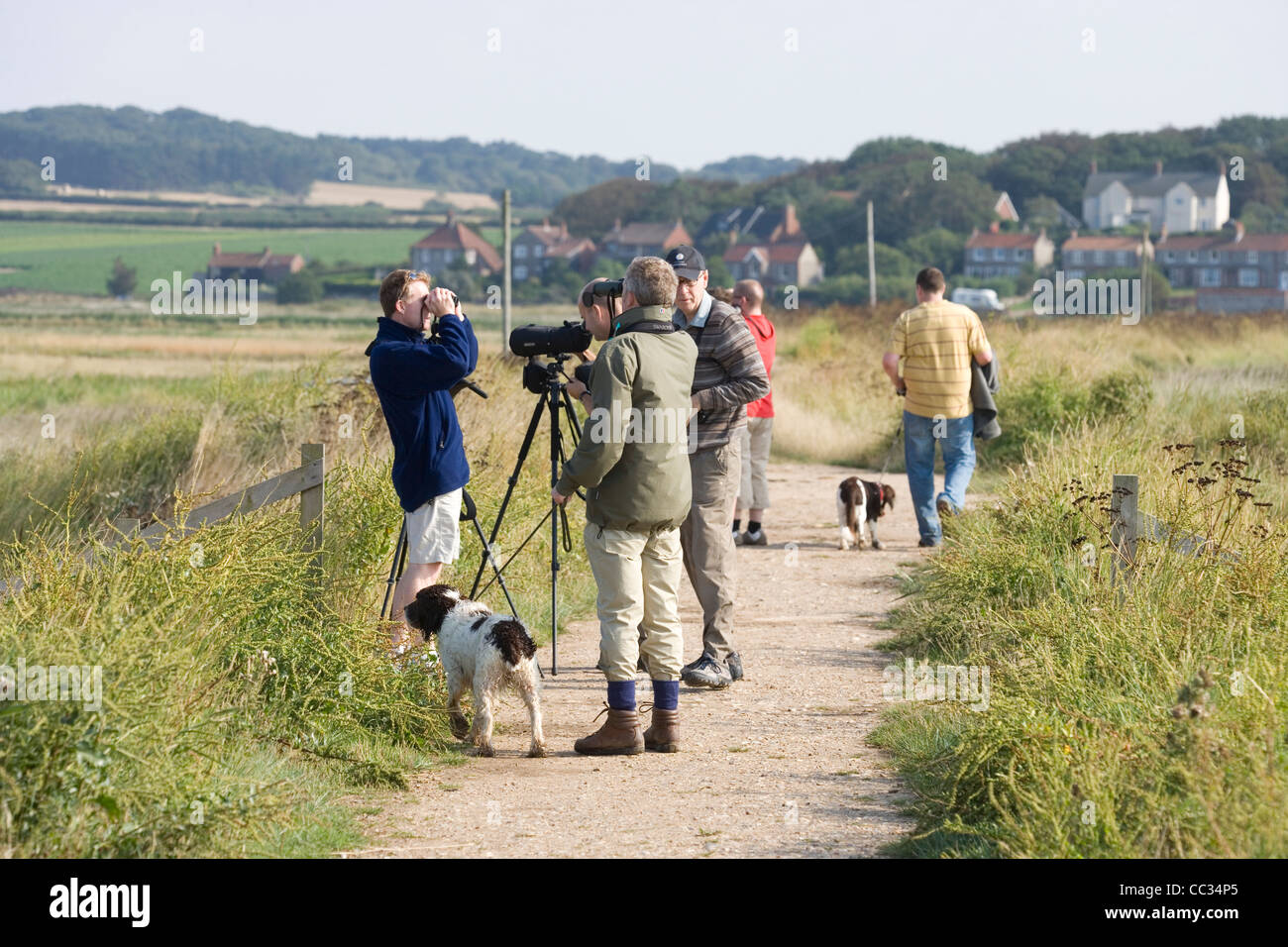 Los observadores de aves y Paseadores de perros. Cley-siguiente-- mar, Norfolk. Foto de stock