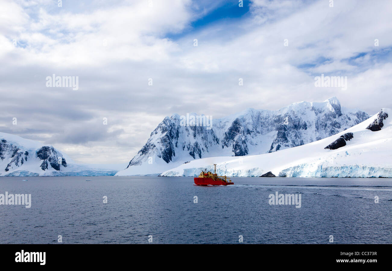 Triturador de hielo navega por el Estrecho de Gerlache, la Antártida Foto de stock