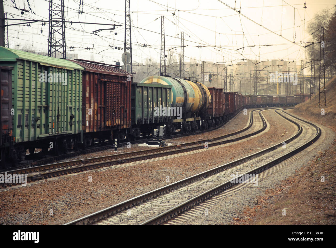 Ferrocarril en la distancia, bobinado de acero, transporte, viajes Foto de stock