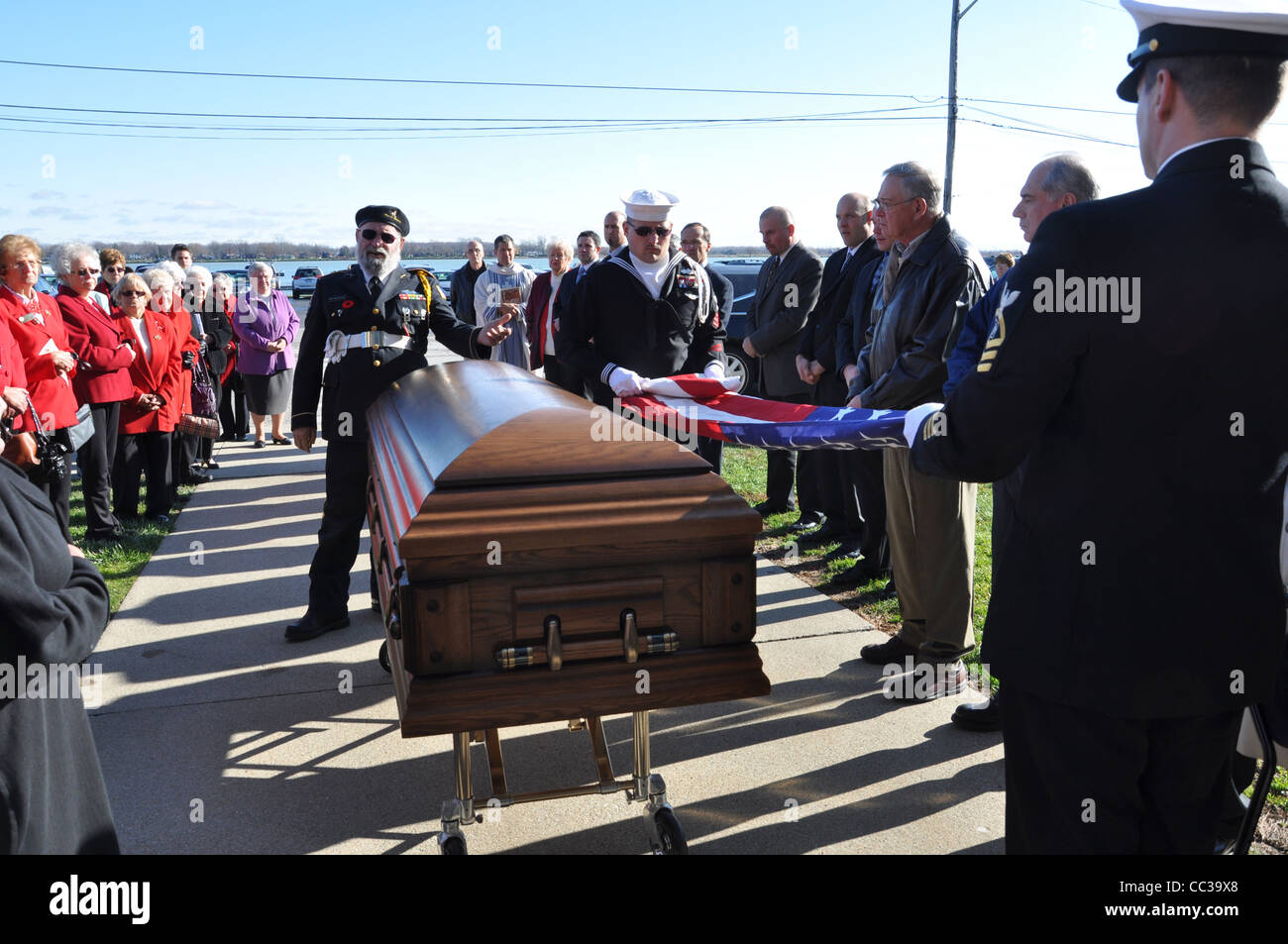 Las honras fúnebres militares y el plegado de la enseña nacional tras un servicio funerario. Foto de stock