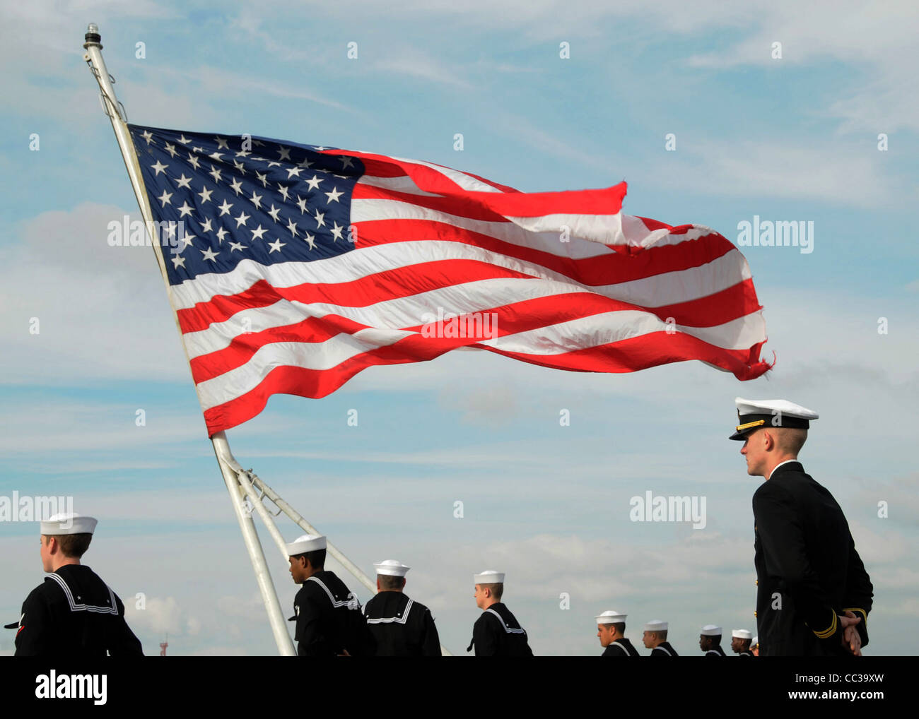 Los marineros asignados a la clase Nimitz portaaviones USS Abraham Lincoln (CVN 72) hombre los rieles mientras saliendo de San Diego. Foto de stock