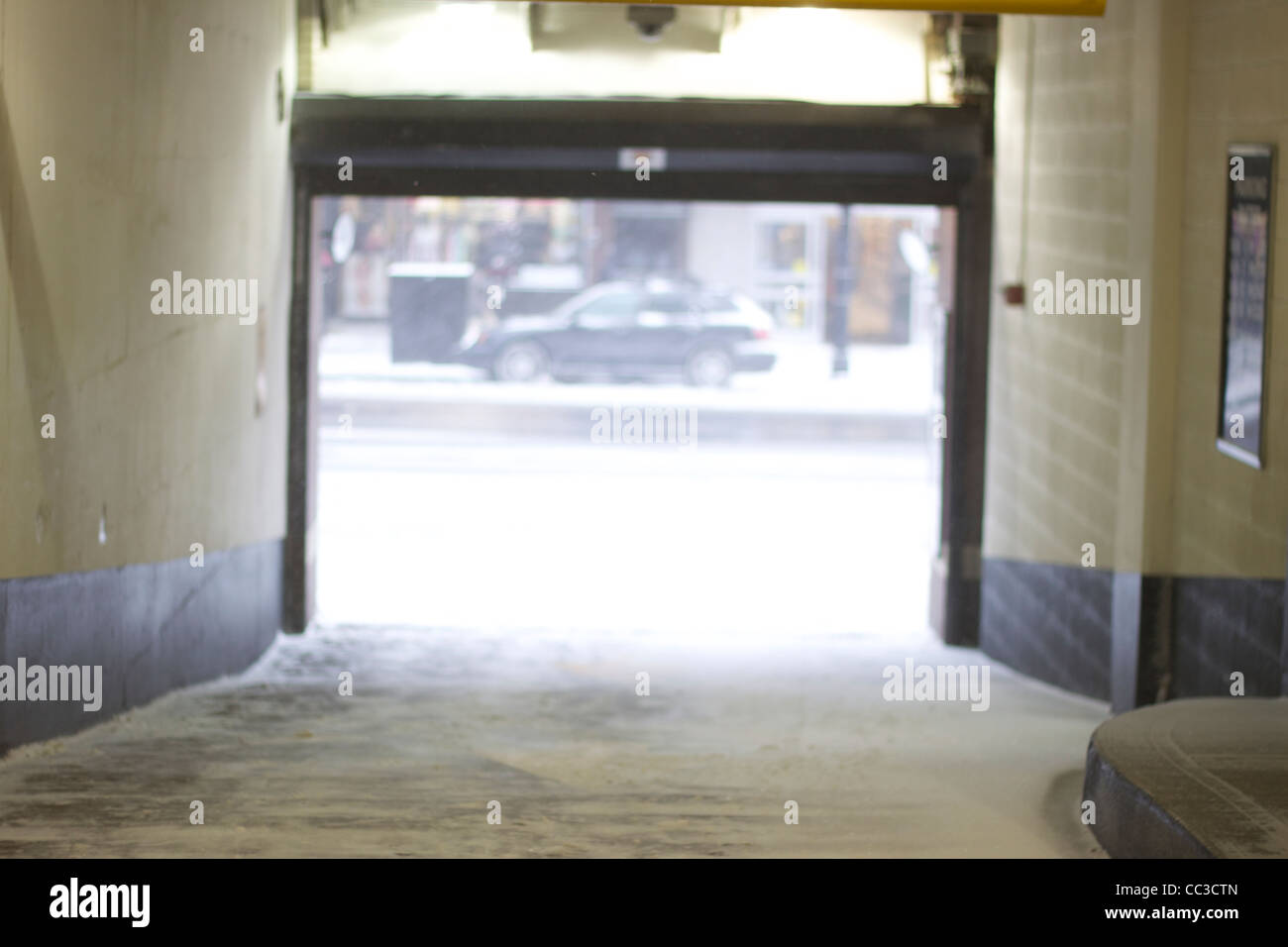 Escena de Invierno de apertura de puerta de garaje edificio Foto de stock