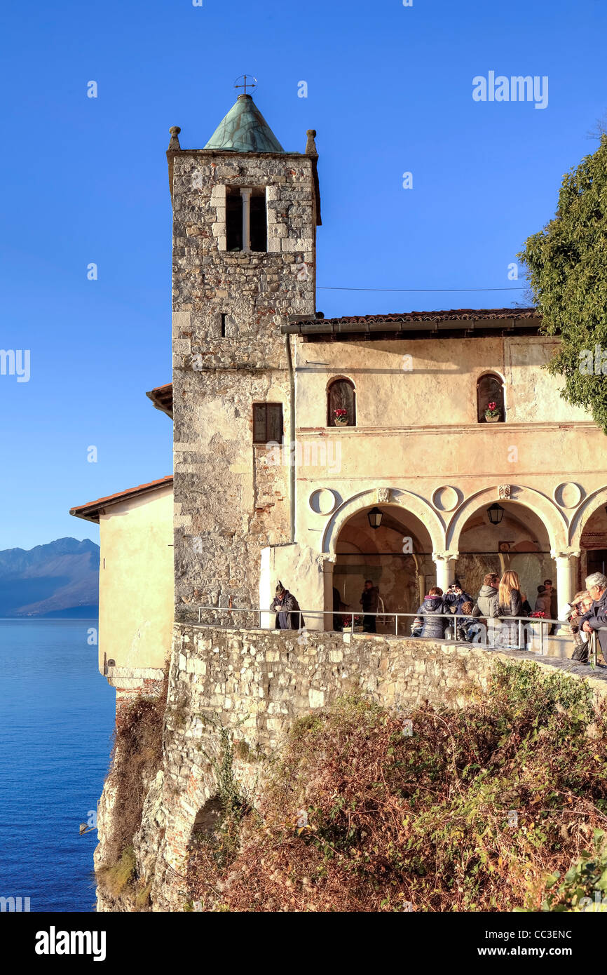 Santa Caterina del Sasso Ballaro es un ermitaño y peregrinación monasterio del siglo XIII en el Lago Maggiore, en Lombardía, Italia Foto de stock