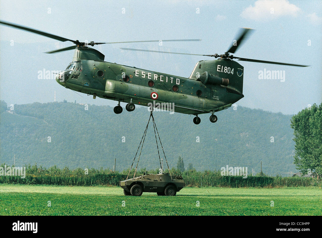 Vehículos militares del siglo XX Italia Puma blindados 4X4 90 helicópteros  de transporte Ch47 Fotografía de stock - Alamy