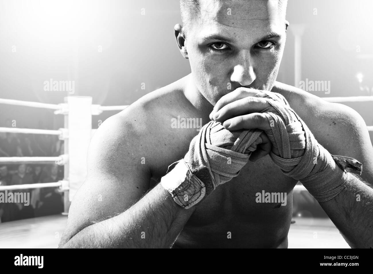 Kickboxer sentados en los combates ring Foto de stock