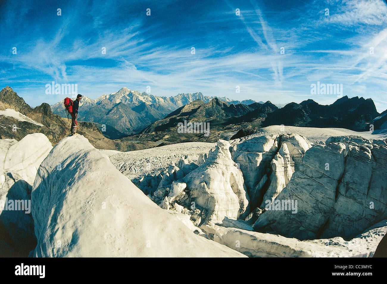 El perfil lateral de una persona en la cima de una roca, Glaciar Rutor, La Thuile, Región del Valle de Aosta, Italia Foto de stock