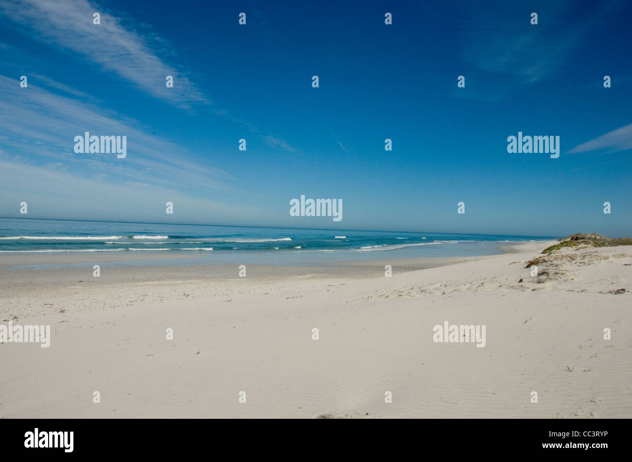 Los calurosos días de verano en la playa aislada en el sur de África. Foto de stock