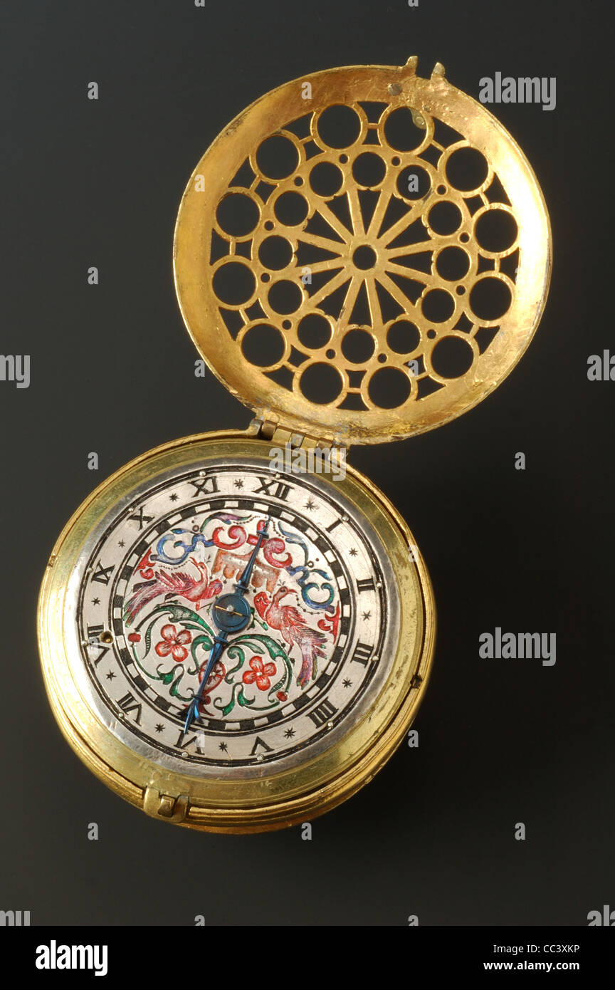 Los relojes del siglo XVI. traba redonda latón del '500 Mmeta con esfera  plateada decorada con esmaltes polícromos. El reloj tiene Fotografía de  stock - Alamy