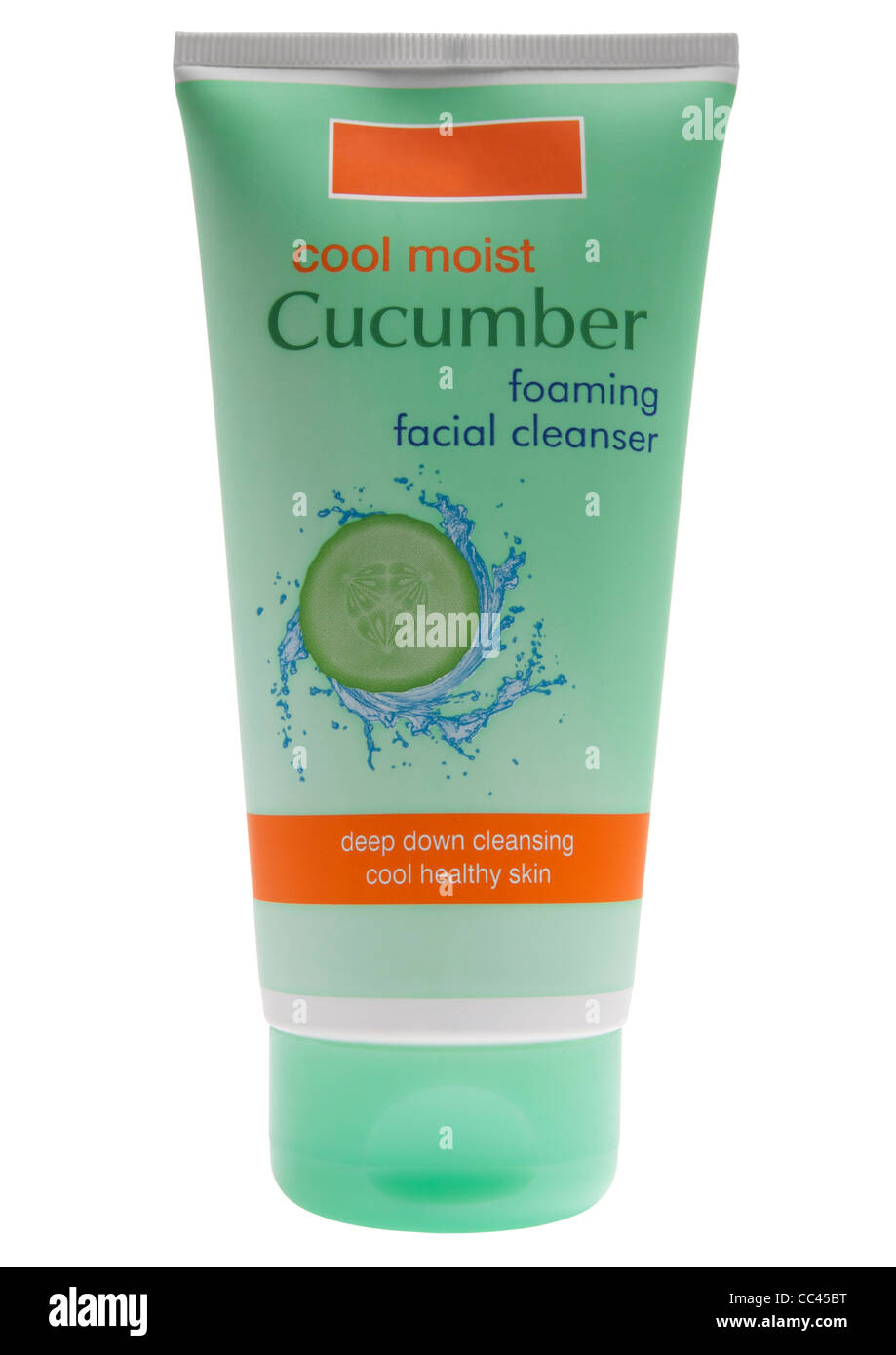 Vaso de tubo de Cucumber Facial Cleanser sobre fondo blanco. Foto de stock