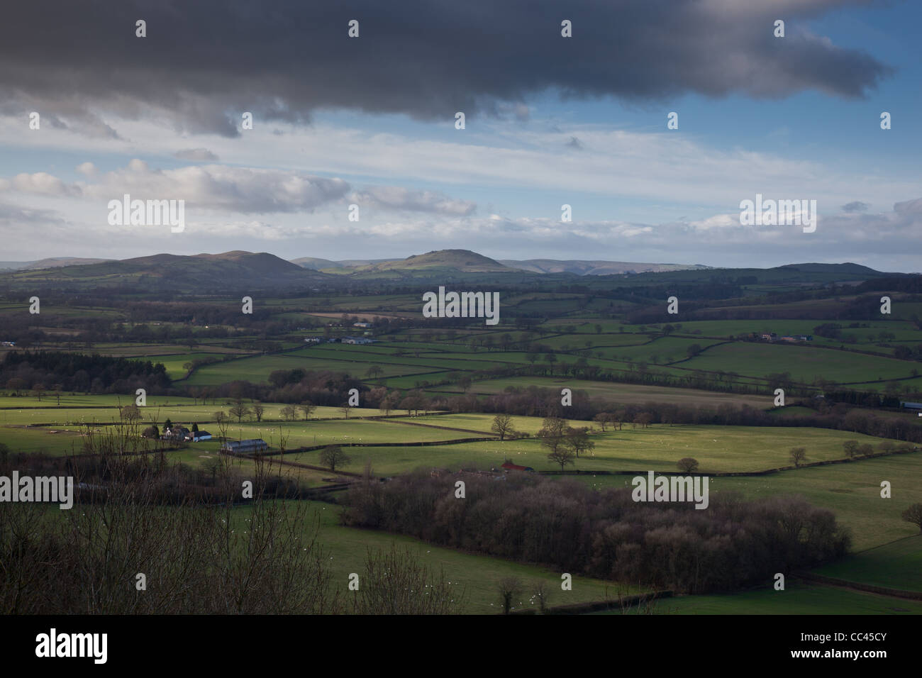 La vista a través de Ape Dale al sur de Shropshire Hills de Stretton Ippikin's Rock de Wenlock Edge. Foto de stock