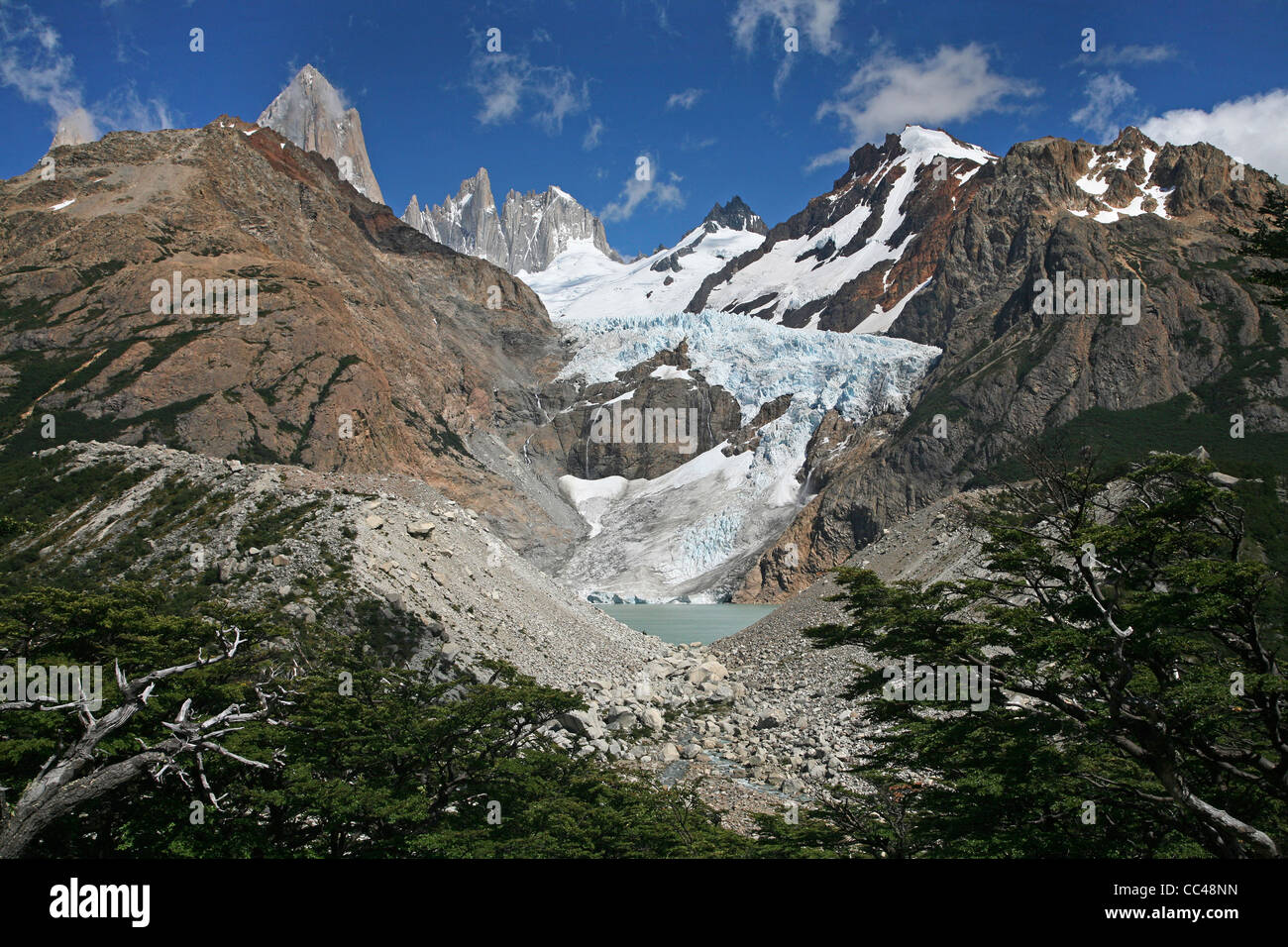 Monte Fitz Roy, Glaciar Piedras Blancas y la Laguna Piedras Blancas en la cordillera de Los Andes, Patagonia, Argentina Foto de stock