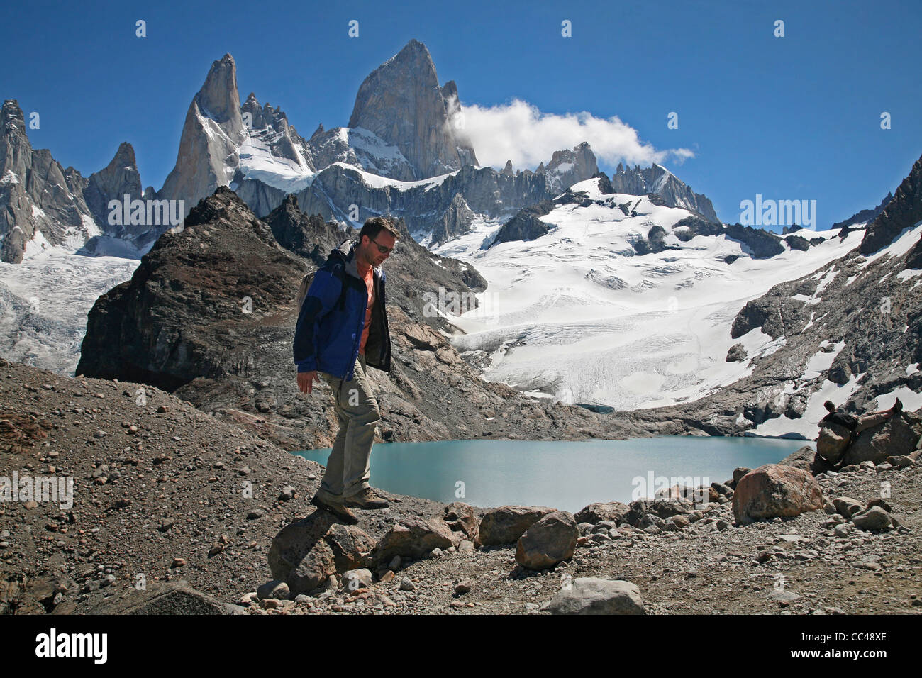 Turismo y vista sobre el Monte Fitz Roy y La Laguna de los Tres, en la Cordillera de Los Andes, Patagonia, Argentina Foto de stock