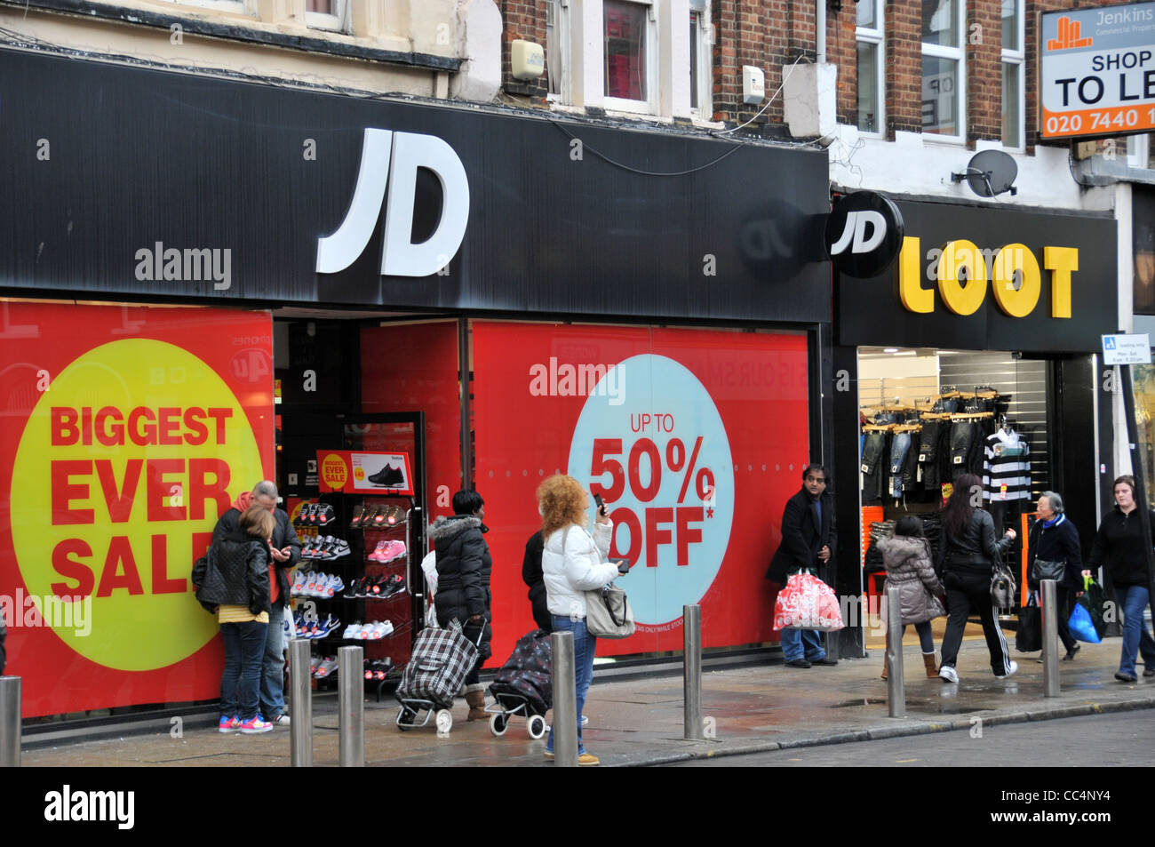 JD Sports venta ropa deportiva botín Wood Green Urban Shoes ropa Londres  agosto disturbios saqueos Fotografía de stock - Alamy
