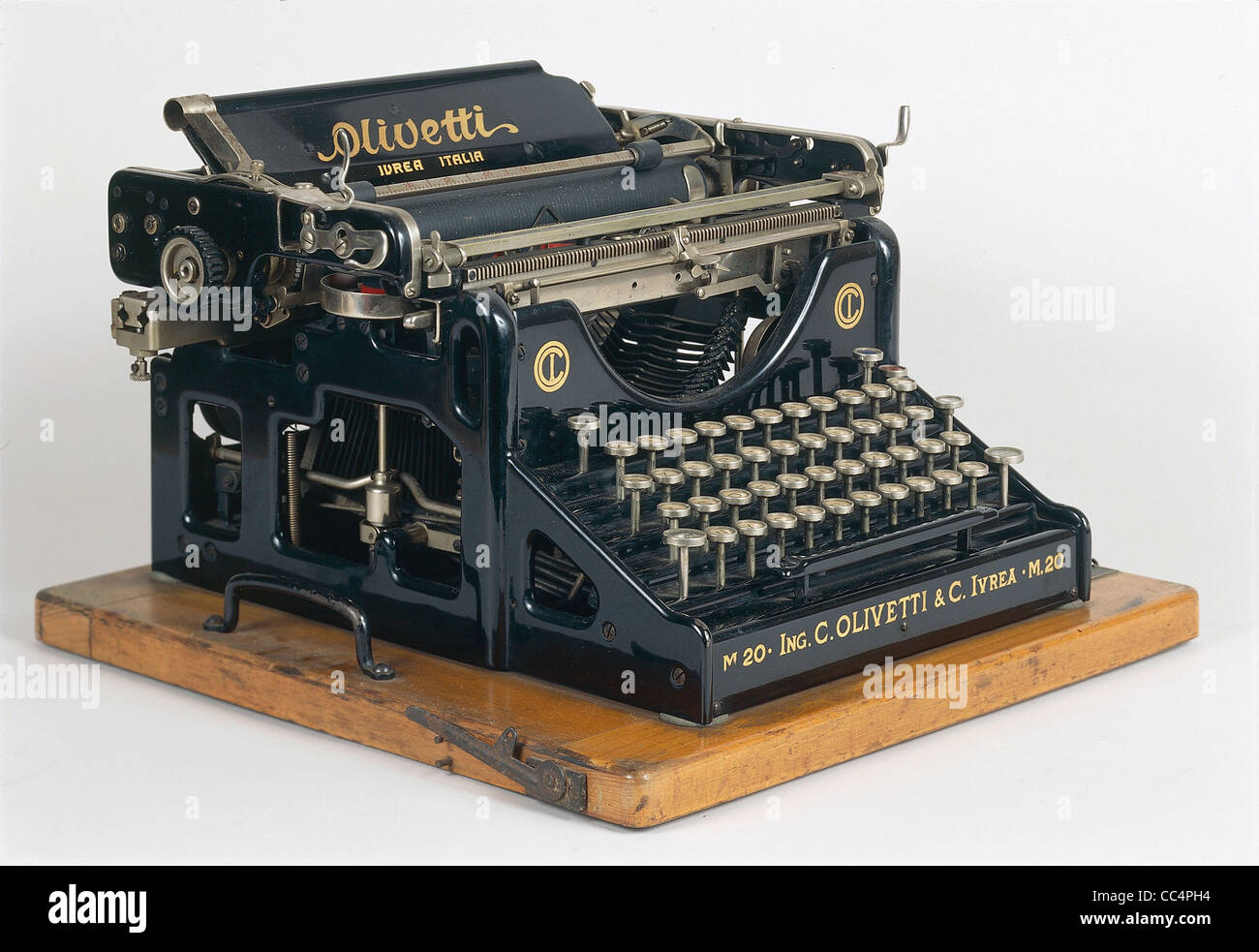 Siglo XX italiano - Máquina de escribir manual Olivetti M20 estándar. 1920  Fotografía de stock - Alamy