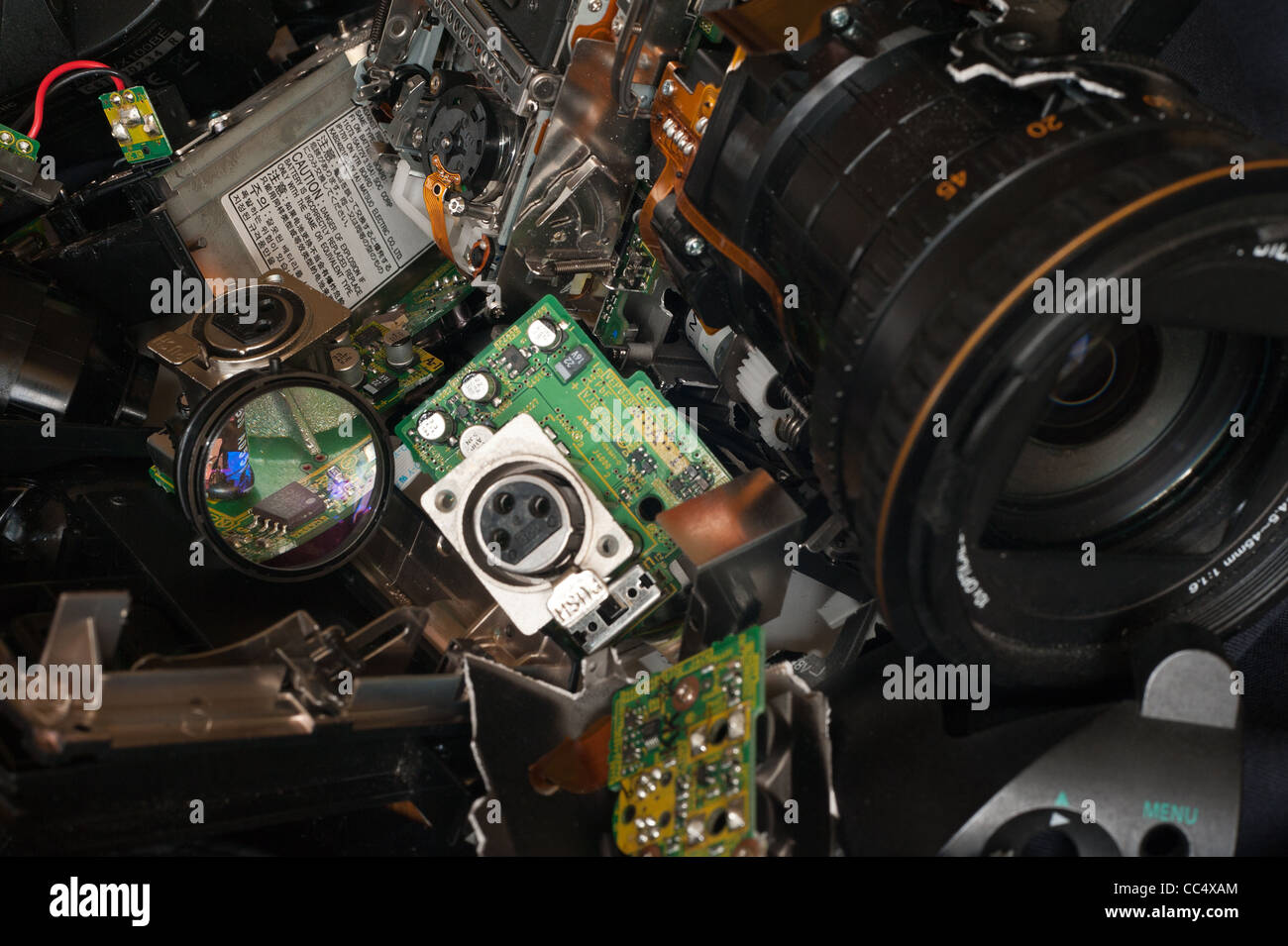Componentes de un chip de alta resolución de 3 rota la cámara de vídeo  digital con placa de circuito vga lente Fotografía de stock - Alamy