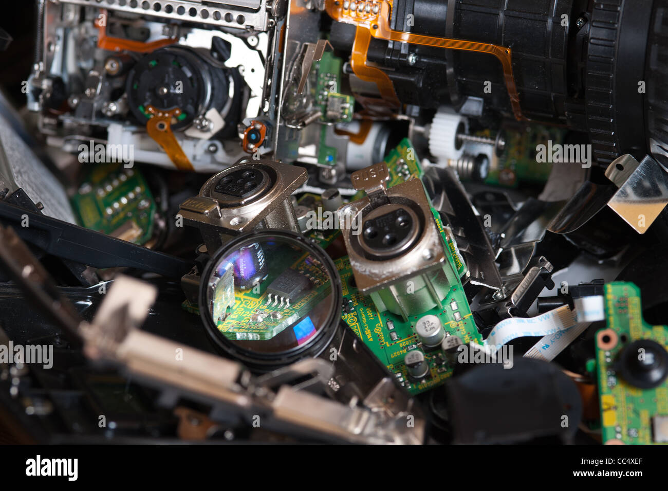 Componentes de un chip de alta resolución de 3 rota la cámara de vídeo  digital con placa de circuito vga lente Fotografía de stock - Alamy